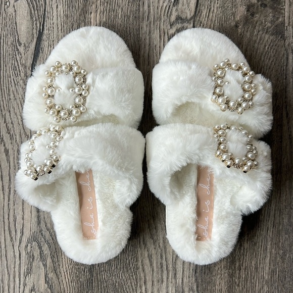 She is Cheval Shoes White Faux Mink Neverending Story Slippers Size 7 Bridal - Picture 5 of 11